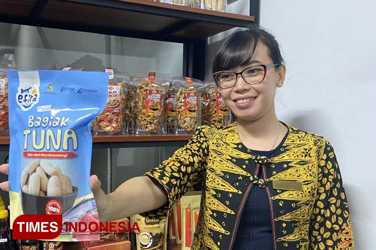 Guest Service Manager Kokoon Hotel Banyuwangi, Resti Mira Rizki, mempromosikan produk UMKM. (Foto: Fazar Dimas/TIMES Indonesia)