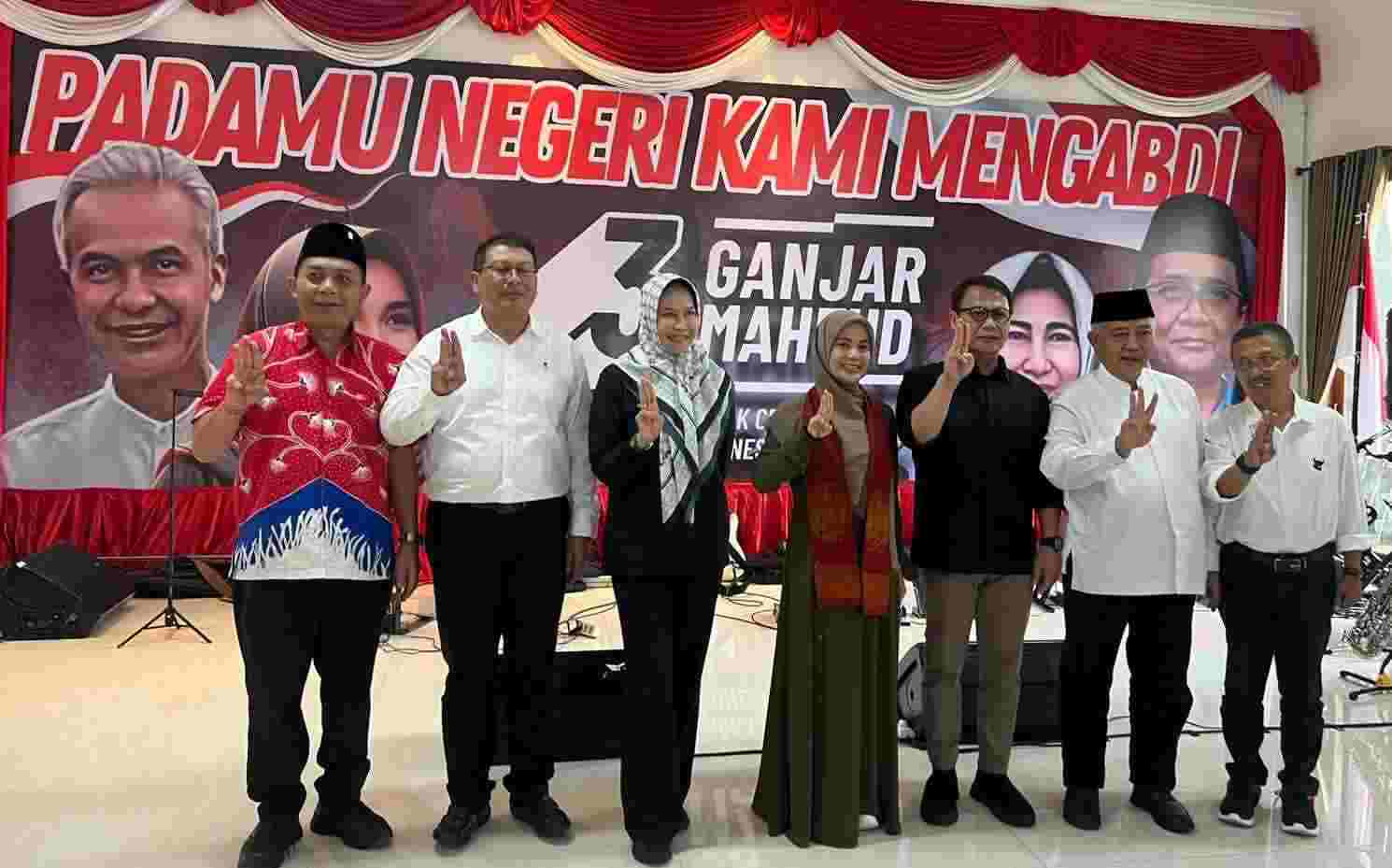 Ning Atikoh (tengah) bersama Ahmad Basarah dan beberapa tokoh PDIP di Pendapa Aspirasi Basarah. (Foto: PDI-P) 