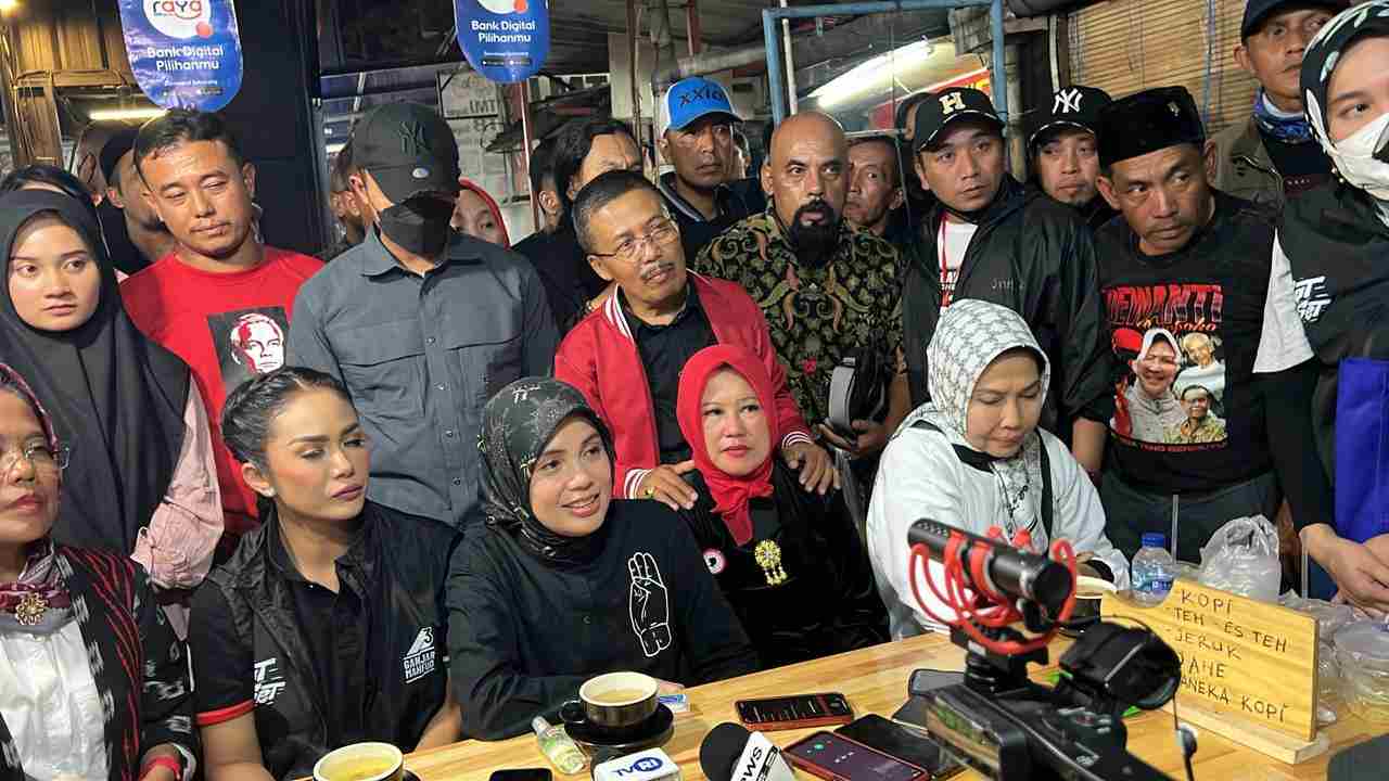 Ning Atikoh bersama Krisdayanti, Dewanti Rumpoko dan warga Baru di Alun-alun Baru. (Foto: TPN)