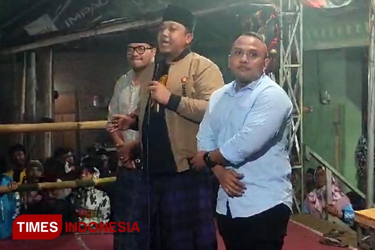 Anggota Fraksi Gerindra DPRD Kabupaten Malang, M Risqi Irvansyah (baju biru), saat menghadiri acara pagelaran pencak silat Banjarsari di Bululawang, Kabupaten Malang. (FOTO: Amin/TIMES Indonesia) 