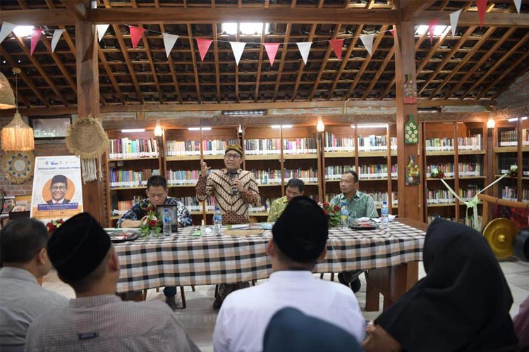 Mendes PDTT saat menghadiri Sosialisasi-Dialog Publik Keputusan Mendes PDTT No 3/2024 tentang Taman Bacaan Masyarakat Desa di Desa Mojosongo, Jombang. (FOTO: dok. Kemendes PDTT)