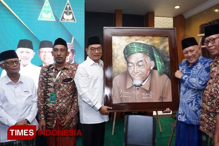 Moeldoko menerima cinderamata lukisan Hadratussyaikh KH. Hasyim Asy'ari usai menjadi keynote speaker di Halaqah Kebangsaan IKAPETE. (Foto: Bambang/TIMES Indonesia)