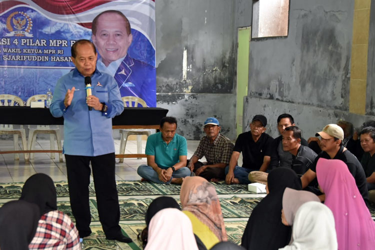 Wakil Ketua MPR RI Syarief Hasan saat bertemu warga Kampung Kramat, Kelurahan Panaragan, Kota Bogor, Jawa Barat. (Foto: dok TIN)