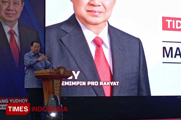 Pendiri Partai Demokrat, Susilo Bambang Yudhoyono, saat hadir bertemu kader dan simpatisan Demokrat dalam rangkaian kunjungannya keliling Jatim, di Pakisaji, Kabupaten Malang, Kamis (25/1/2024) malam. (Foto Amin/TIMES Indonesia) 