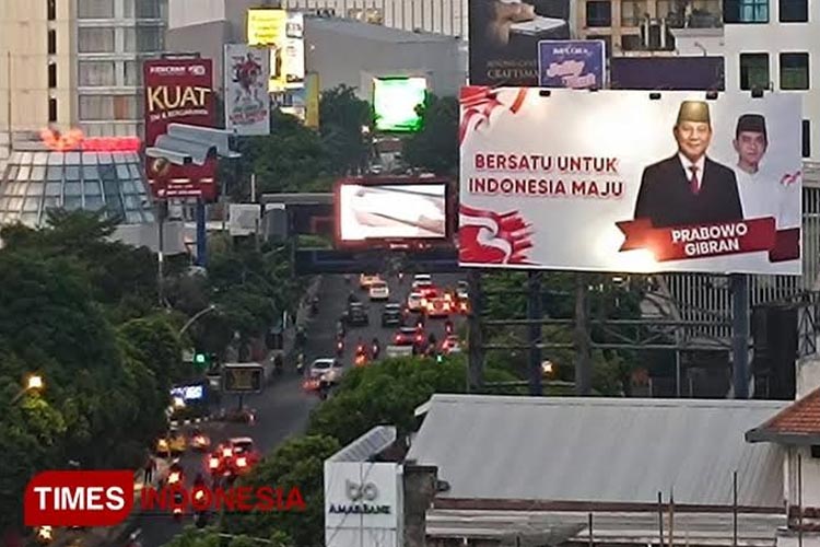 Baliho raksasa Prabowo-Gibran. (FOTO: dok TIMES Indonesia)