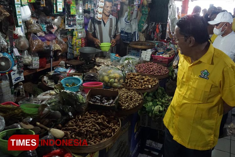 Ketua DPD Partai Golkar DIY Gandung Pardiman didampingi para kader melakukan kampanye Blusukan Ke Pasar Argosari Wonosari Gunungkidul (FOTO: Gandung Pardiman for TIMES Indonesia)
