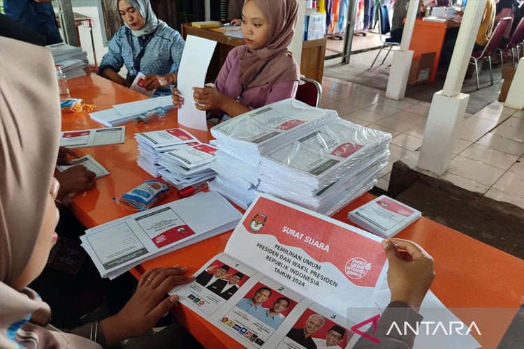Petugas saat melakukan pelipatan surat suara pasangan calon presiden dan wakil presiden pada Pemilu 2024 di Kantor KPU Kota Bengkulu. (FOTO: ANTARA/Anggi Mayasari)