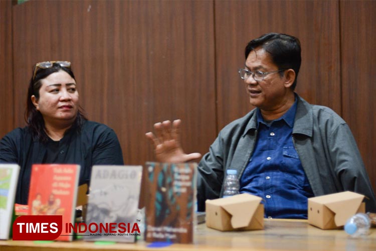 Rella Mart (kiri) bersama Gol A Gong saat acara bedah buku Tak Ada Agama di Meja Makan, Minggu (28/1/2024).(Foto : Hamida Soetadji/MG-TIMES Indonesia)