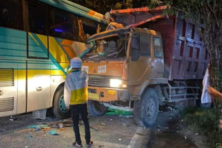 Kecelakaan maut antara bus peziarah dan Dumptruk. (Foto: Akmal/TIMES Indonesia).