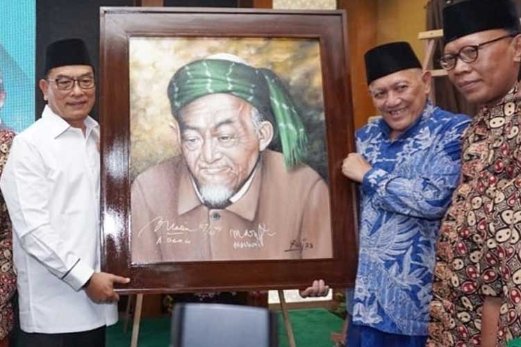 حصل مولدوكو على لوحة تذكارية من حضرة الشيخ هاشم أشعاري بعد أن كان المتحدث الرئيسي في حلقة إيكابيتي. (الصورة: بامبانج/تايمز إندونيسيا)