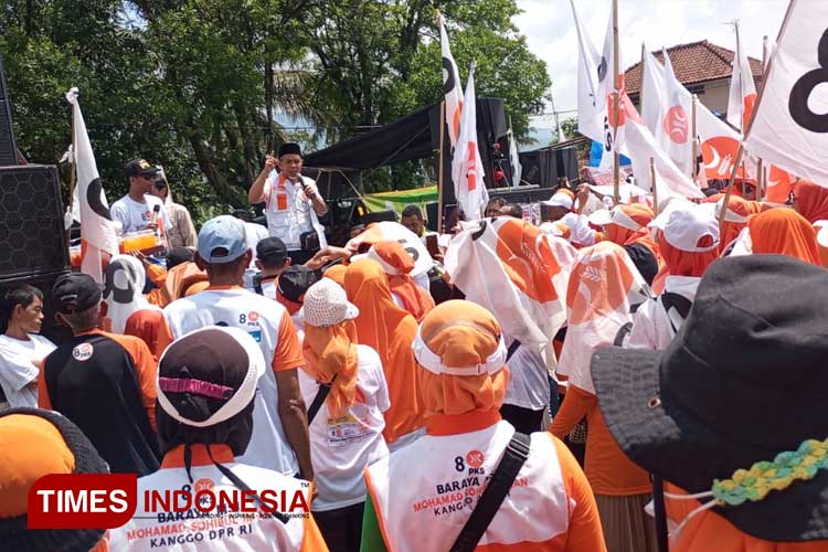 Ribuan massa kader, simpatisan PKS dan warga Kota Tasikmalaya antusias mengikuti kampanye terbuka di Alun-alun Indihiang, Kota Tasikmalaya, Jawa Barat,  Minggu, (28/1/2024) (FOTO: Harniwan Obech/TIMES Indonesia)