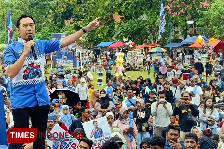 Anggota DPR RI Edi Baskoro Yudhoyono saat orasi politik di hadapan kader partai Demokrat dan massa pendukung Prabowo-Gibran. (Foto: Marhaban/TIMES Indonesia)