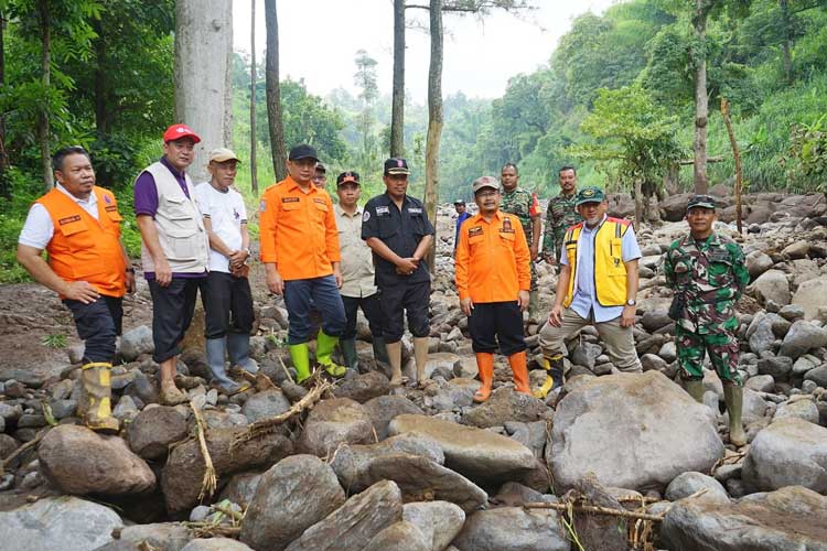 Kalaksa BPBD Jatim Gatot Soebroto meninjau langsung desa terdampak banjir bandang di Desa Lumbang, Kecamatan Lumbang, Kabupaten Pasuruan, Senin (29/1/2024). (FOTO: Dok. BPBD Jatim)