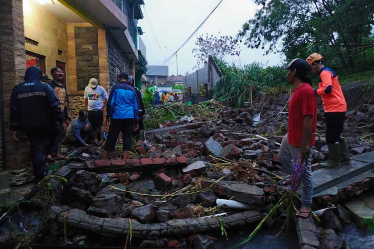 Petugas sedang melakukan pembersihan material di Desa Beji, Kecamatan Junrejo, Kota Batu. (FOTO: Muhammad Dhani Rahman/TIMES Indonesia)
