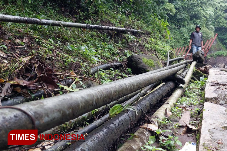 Beberapa saluran pipa air bersih usia terdampak banjir bandang di Madakalipura. (Foto: Rizky Putra Dinasti/TIMES Indonesia)