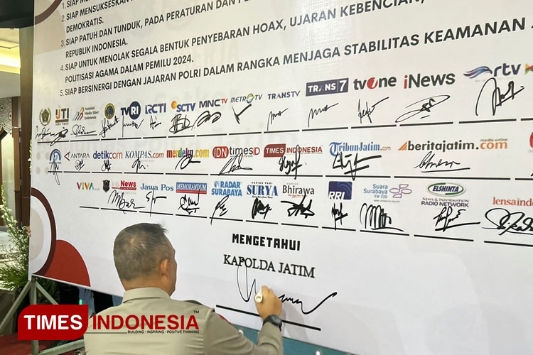 Kapolda Jatim Irjen Pol Imam Sugianto saat penandatanganan Deklarasi Pemilu Damai Tahun 2024 di Lobby Gedung Patuh Lantai 2 Mapolda Jawa Timur, Senin (29/1/2024).(Foto : Hamida Soetadji/MG-TIMES Indonesia)