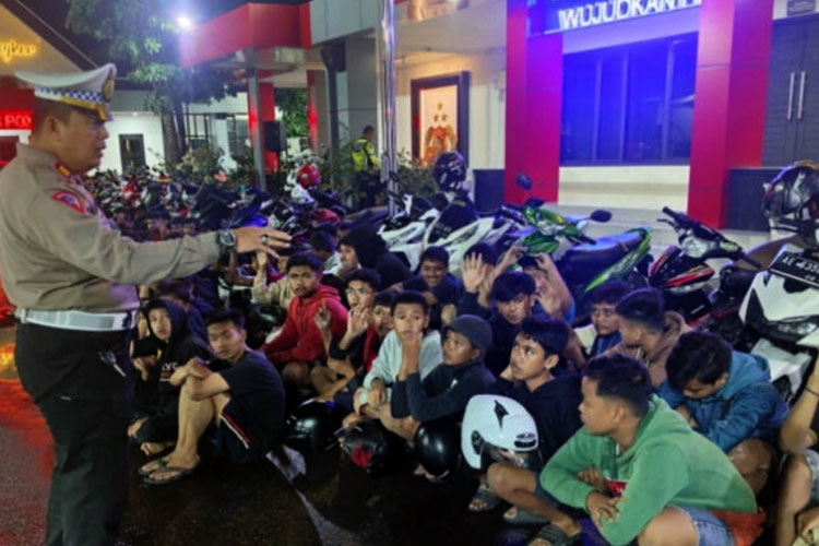 Kasatlantas Polres Ponorogo AKP Jumianto Nugroho memberikan wejangan kepada remaja yang terkena razia balap liar. (Foto:Humas Polres)