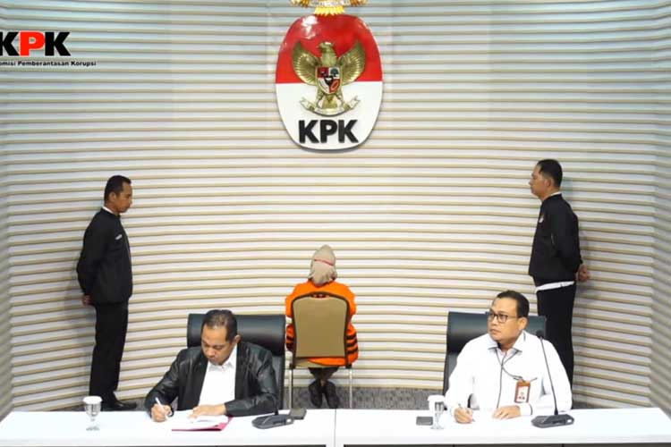 KPK menetapkan Kasubag Umum dan Kepegawaian Badan Pelayanan Pajak Daerah (BPPD) Sidoarjo, Jawa Timur, Siska Wati sebagai tersangka. (FOTO: KPK)