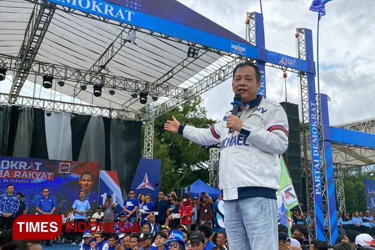 Ketua DPC Partai Demokrat Banyuwangi, Michael Edy Hariyanto, SH, MH, saat berorasi dalam kampanye akbar Prabowo-Gibran. (FOTO: Syamsul Arifin/TIMES Indonesia)