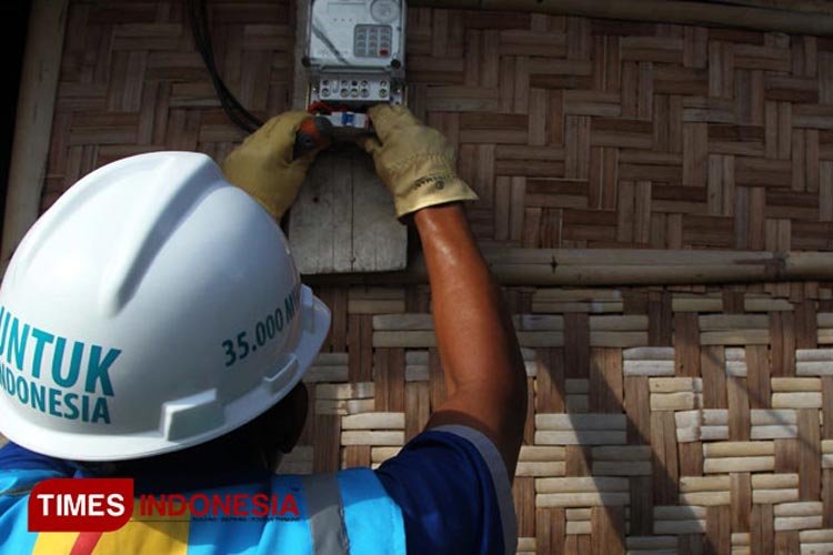 Petugas PLN memeriksa meteran listrik. (FOTO: Dok. PLN for TIMES Indonesia)