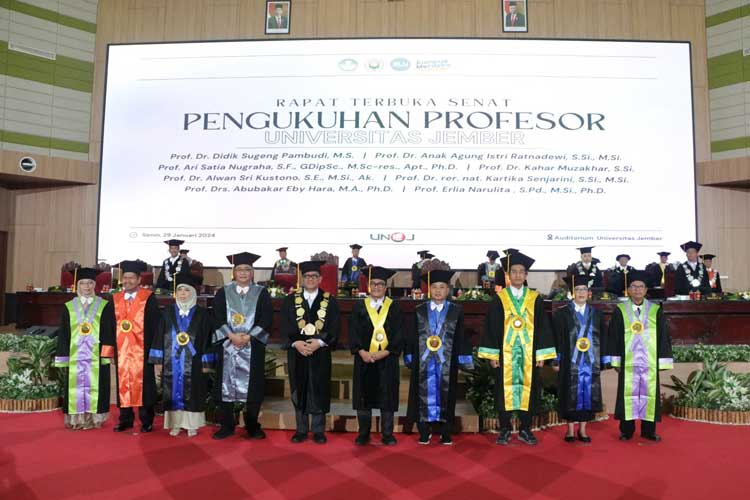 Pengukuhan 8 guru besar oleh Ketua Senat dan Rektor Unej, Senin (29/1/2024). (Foto: Unej for TIMES Indonesia) 