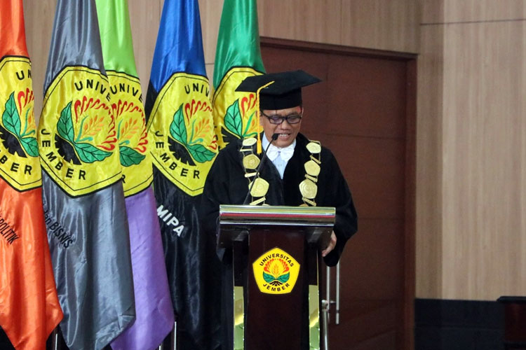 Rektor Universitas Jember, Iwan Taruna kala menyampaikan pidato pengukuhan guru besar di Auditorium Unej Senin (29/1/2024) (Foto: Unej)