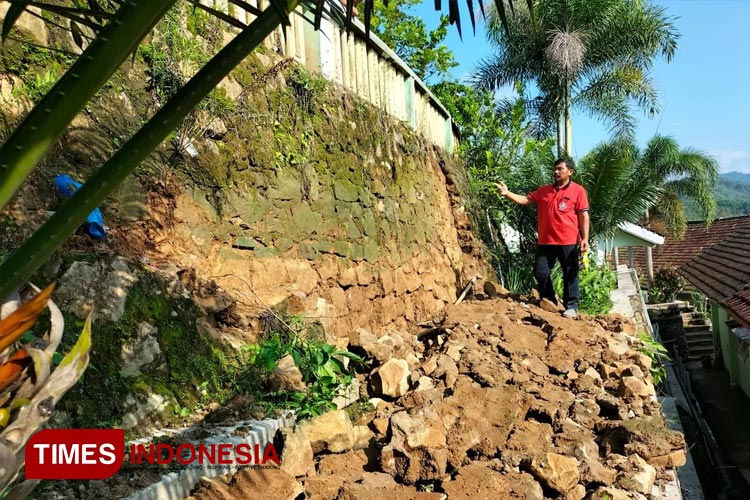 Talud ambrol di SDN Borang 2 Arjosari, saat ini sedang diperbaiki oleh Pemkab Pacitan menggunakan APBD. (FOTO: Yusuf Arifai/TIMES Indonesia)