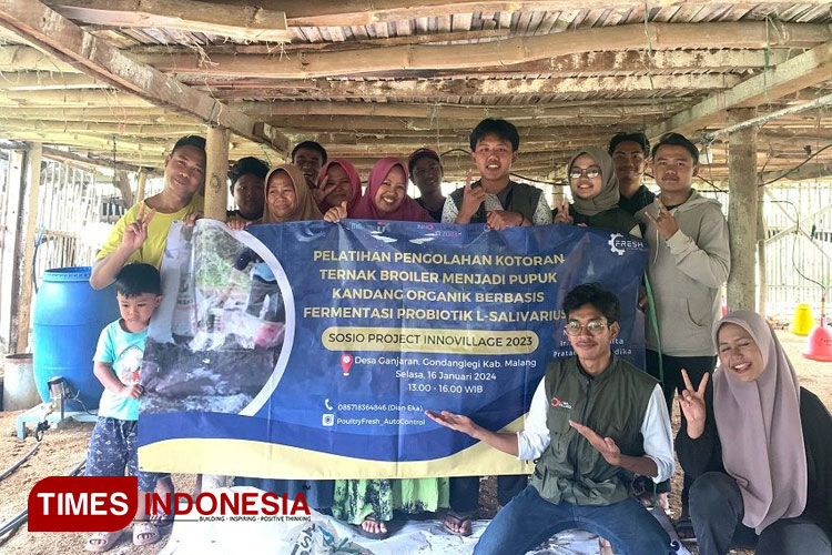 Tim Poultry Fresh Auto Control Unisma Malang melakukan pelatihan pengolahan limbah ternak broiler di desa Ganjaran. (FOTO: AJP TIMES Indonesia)