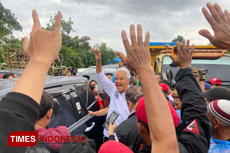 Ganjar Pranowo saat tersenyum menyapa masyarakat Malang di Lapangan Kedungkandang. (Foto: Rizky Kurniawan Pratama/TIMES Indonesia)