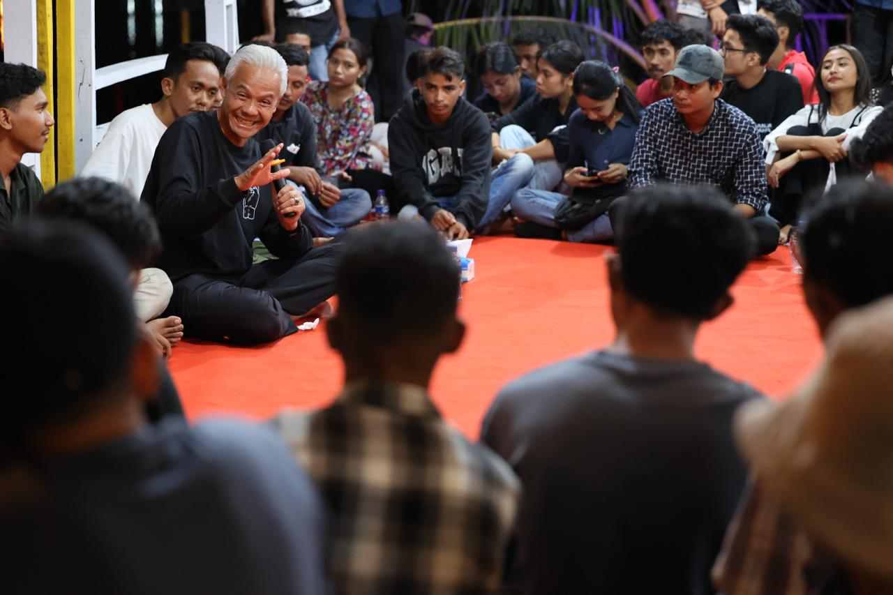 Ganjar ngobrol bareng generasi muda Ambon di Resto 88 Seafood, Senin (29/1/2024) malam. (Foto: TPN)