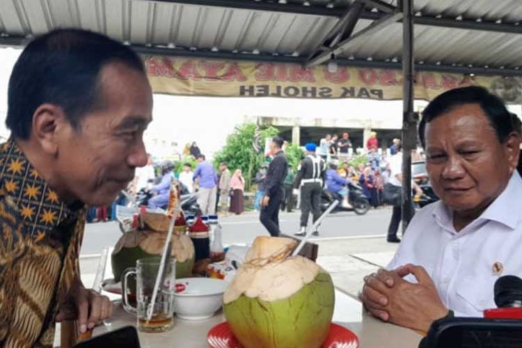Presiden Jokowi saat makan bakso bareng Prabowo Subianto. (FOTO: dok Viva)