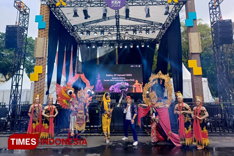 Mini show Gandrung Sewu dan dua kostum BEC bertema Gandrung dan Barong dalam launching KEN 2024. (Foto: Laila Yasmin/TIMES Indonesia)