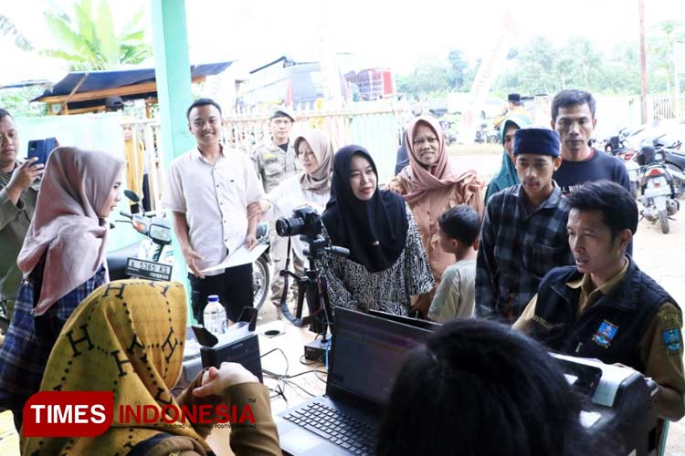 Dinas Kependudukan dan Pencatatan Sipil (Disdukcapil) Kabupaten Serang saat perekaman e-KTP. (Foto: Muhammad Uqel/ TIMES Indonesia)