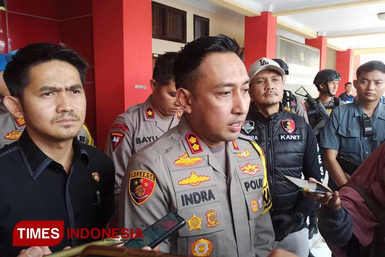 Kapolres Majalengka, AKBP Indra Novianto menggelar konferensi pers tindak pidana pembunuhan. (FOTO: Jaja Sumarja/TIMES Indonesia)