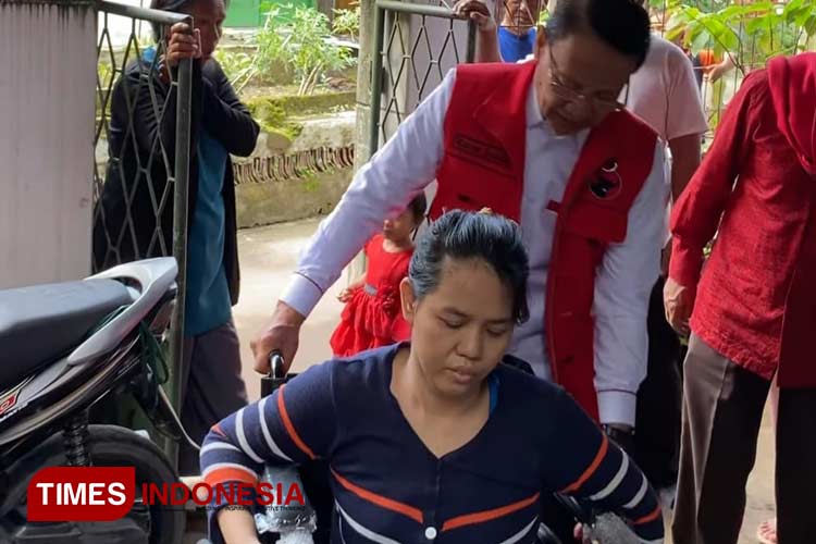 Ketua DPC PDIP Majalengka Karna Sobahi berikan bantuan kursi roda. (FOTO: Hendri Firmansyah/TIMES Indonesia)