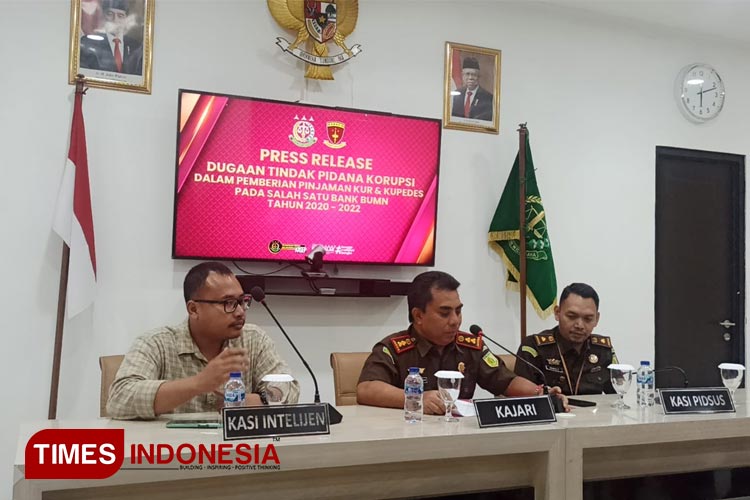 Kejari Majalengka menggelar konferensi pers kasus kredit fiktif. (FOTO: Jaja Sumarja/TIMES Indonesia)