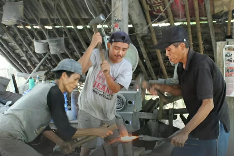 Warga tengah membuat perkakas rumah tangga seperti golok, arit dan cangkul di Desa Gelok Mulya Kecamatan Sumberjaya, Kabupaten Majalengka. (FOTO: Disparbud Majalengka)