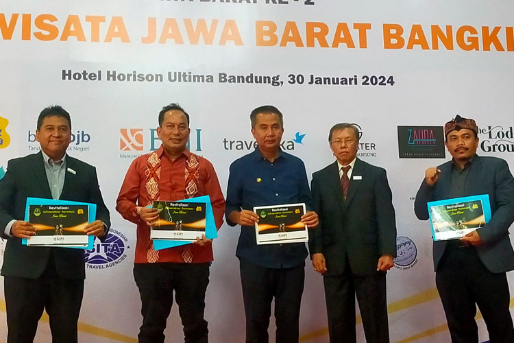 Pj Sekretaris Daerah Provinsi Jawa Barat Taufiq BS menghadiri BEJA (Bewara Jawa Barat) Vol.II di Aula Timur Gedung Sate, Kota Bandung, Selasa (30/1/2024). (Foto: Humas Pemprov)