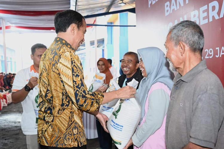 Presiden Jokowi saat membagikan bansos di Jawa Tengah. (FOTO: Setkab)
