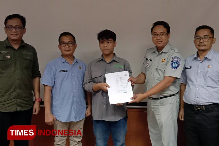 Penandatangan perjanjian kerja sama dan simbolis penyerahan polis asuransi kecelakaan bagi petugas penelusur KTMDU di Majalengka. (FOTO: Jaja Sumarja/TIMES Indonesia)