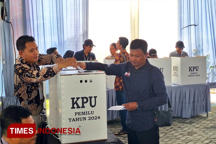 Simulasi pelaksanaan proses pemungutan, pemghitungan dan rekapitulasi hasip penghitungan suara untuk Pemilu 2024, Rabu (31/1/2024). (FOTO: MFA Rohmatillah/ TIMES Indonesia)