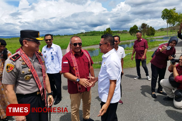 Pj Bupati M Umar Ali saat menyambut Kepala BNNP Malut, Brigjen Pol Deni Dharmapala di Bandara Leo Wattimena Morotai, Rabu, 26 Januari 2024. (Foto: Munces For TIMES Indonesia).