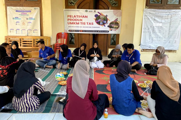Praktik pembuatan TIS TAS oleh Mahasiswa Kelompok 36 KKN-T UNIPMA. (Foto: Humas UNIPMA for TIMES Indonesia)