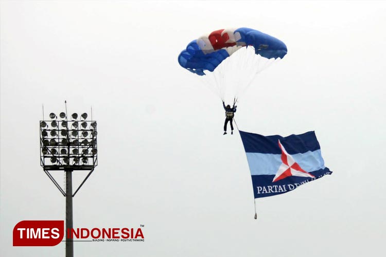 Atraksi Terjun Payung di Kampanye Akbar Prabowo di Stadion Gajayana Malang. (FOTO: Adhitya Hendra/TIMES Indonesia)