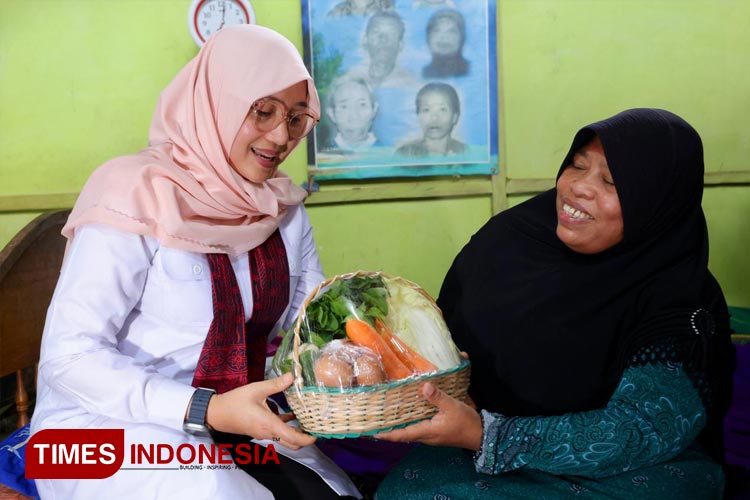 Bupati Banyuwangi, Ipuk Fiestiandani, saat menyerahkan bantuan ASN Berbagi kepada keluarga Hariani. (Foto: Laila Yasmin/TIMES Indonesia)