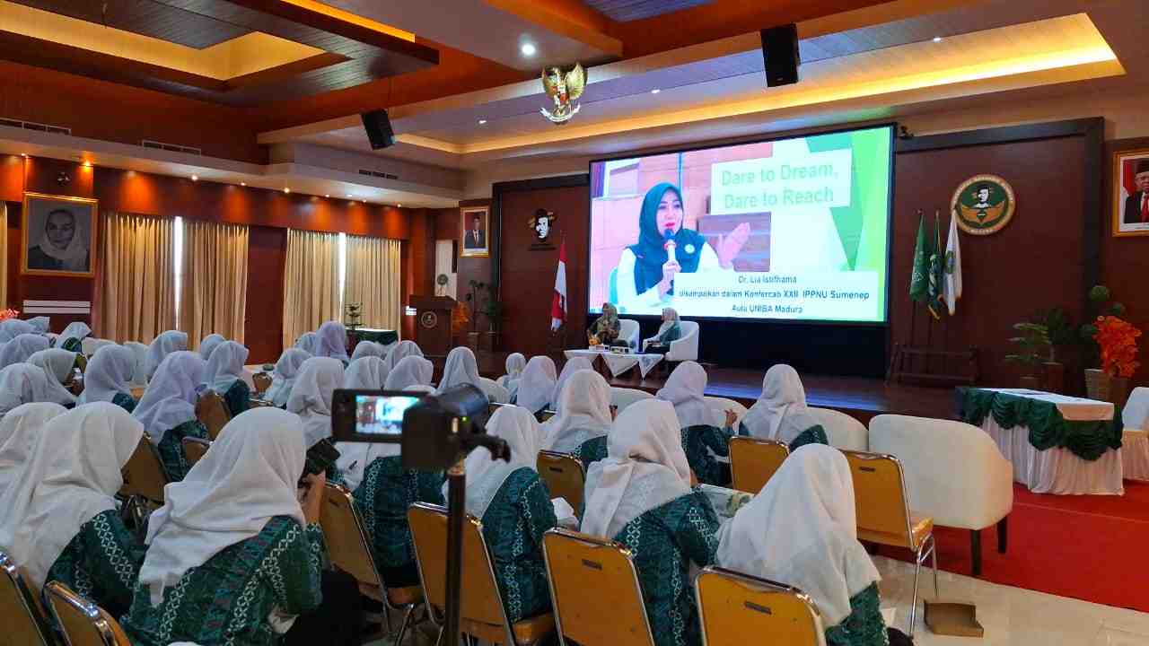 Dr Lia Istifhama (Ning Lia) dengan tagline Jilbab Ijo dalam sebuah acara di Sumenep. (Foto: Dokumen TI)