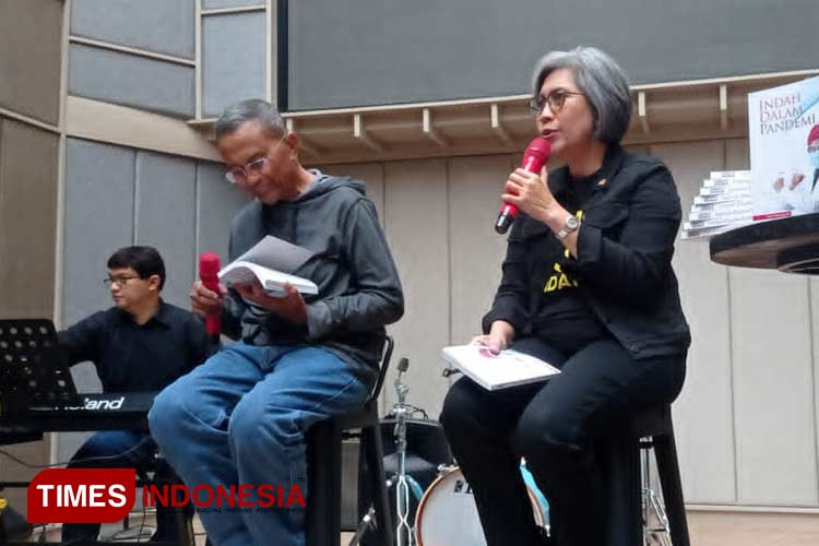 Indah Kurnia dan Dahlan Iskan saat peluncuran Buku Indah Dalam Pandemi di Oma Kurasi Surabaya.(Foto : Hamida Soetadji/MG-TIMES Indonesia)