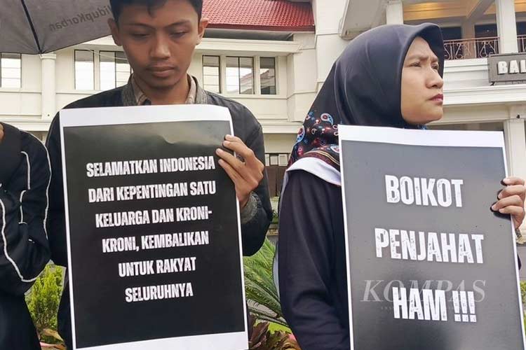 Aksi Kamisan di Malang, Jawa Timur, Kamis (1/2/2024). (foto: Kompas)