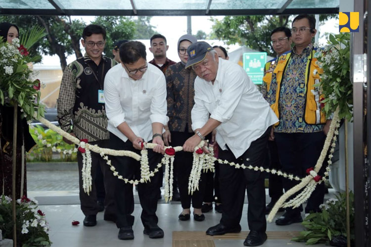 Menteri PUPR RI Basuki Hadimuljono bersama Menkes RI Budi Gunadi Sadikin saat meresmikan Rumah Susun Asrama Mahasiswa Poltekkes Kemenkes di Sleman, Yogyakarta, Rabu (31/01/2024). (FOTO: Biro Komunikasi Publik Kementerian PUPR RI)