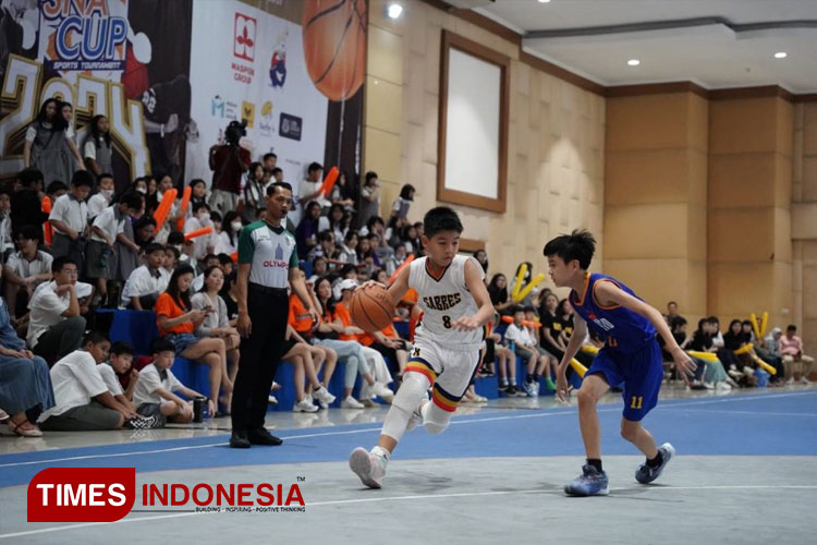 Para atlet basket muda berlaga dalam ajang SNA Cup Basketball Competition 2024, Rabu (31/1/2024. (Foto : Hamida Soetadji/MG-TIMES Indonesia)